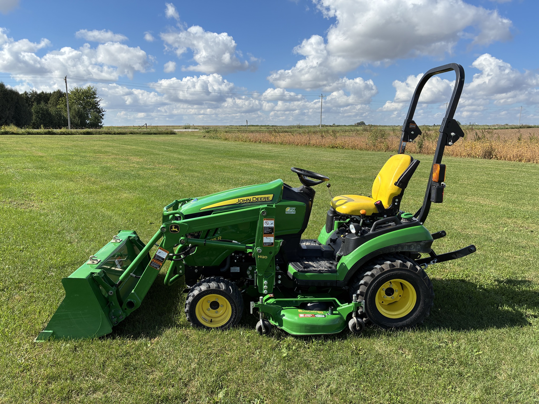 2016 John Deere 1025R Image 2