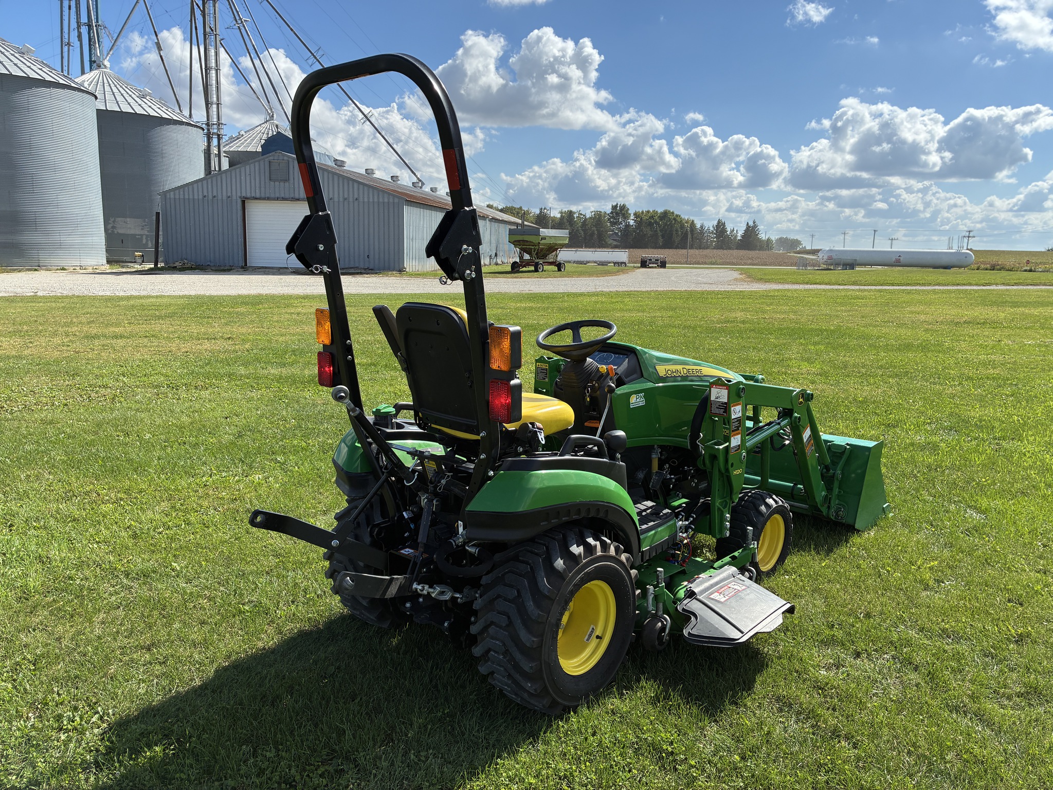 2016 John Deere 1025R Image 5