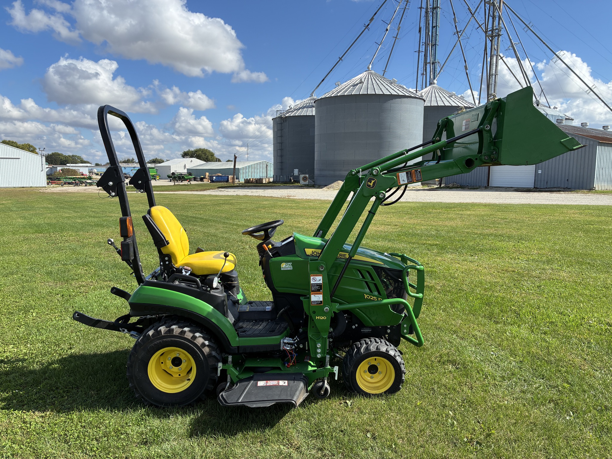 2016 John Deere 1025R Image 11