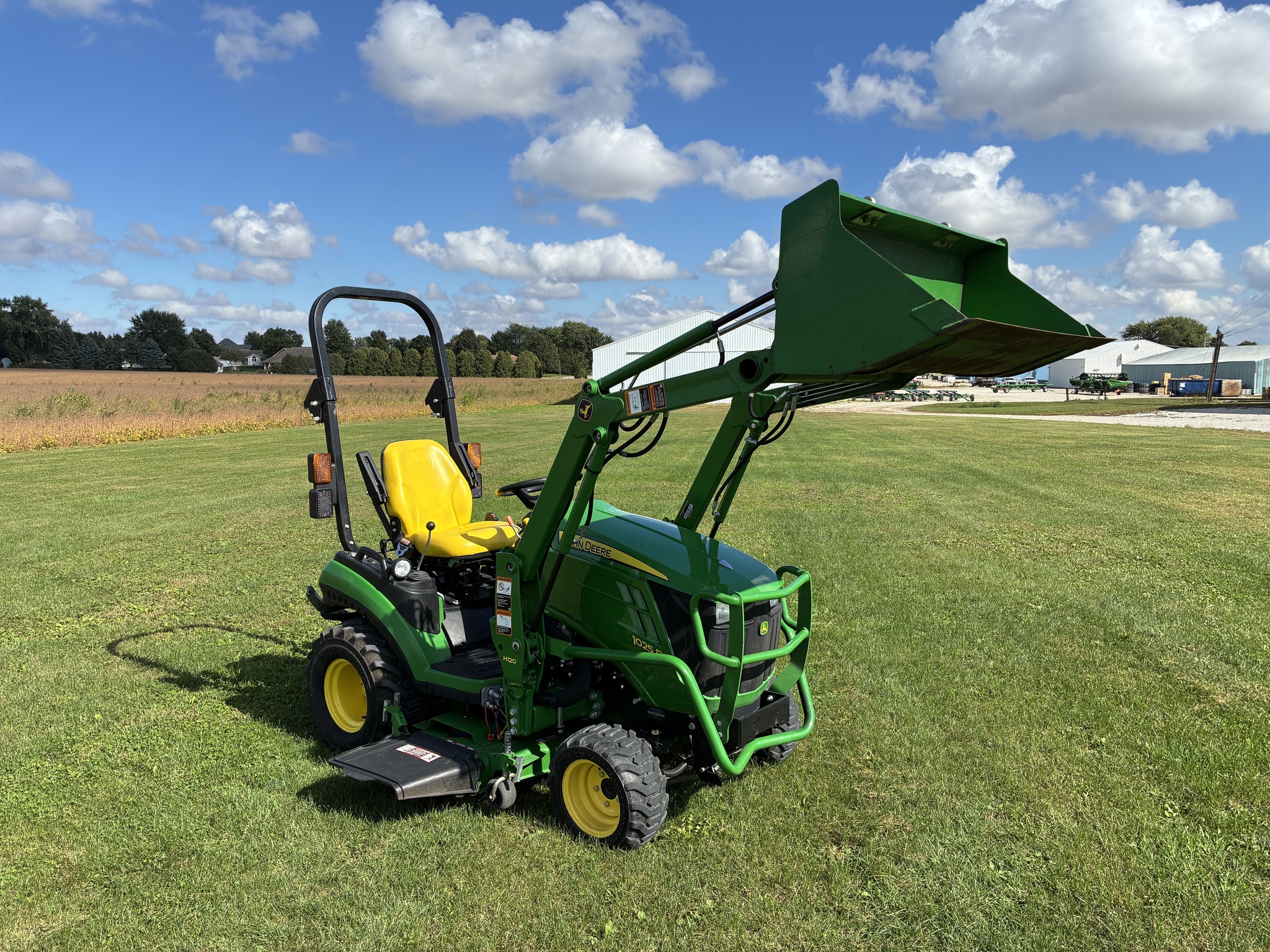 2016 John Deere 1025R Image 12