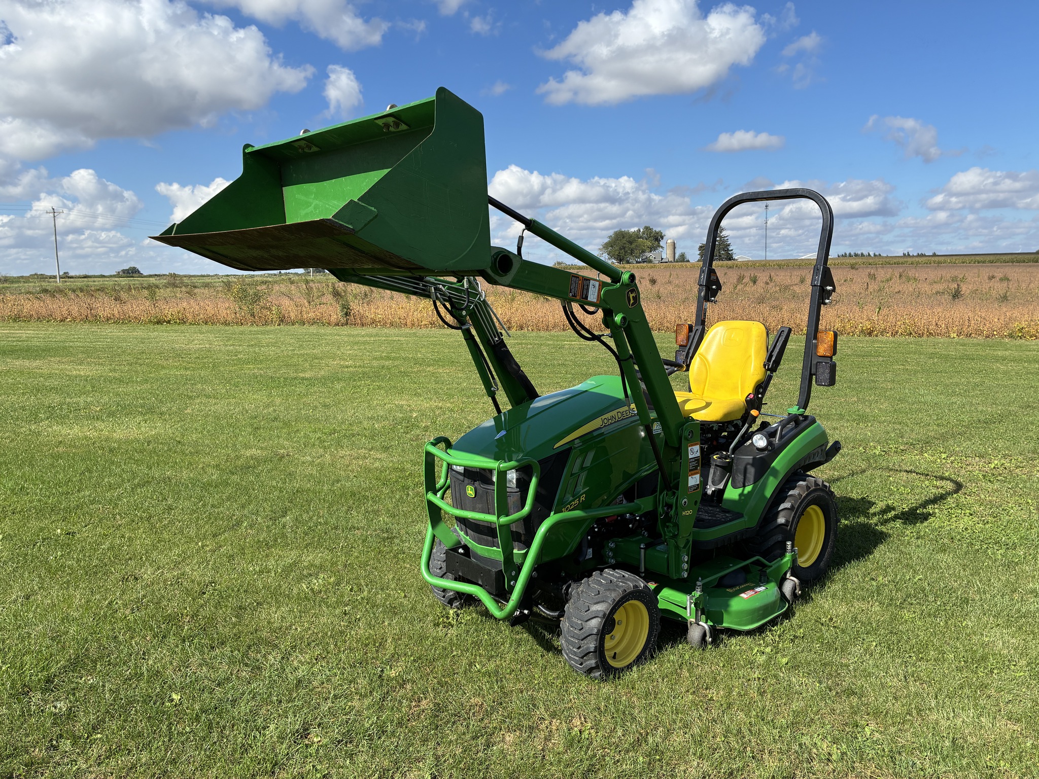 2016 John Deere 1025R Image 9