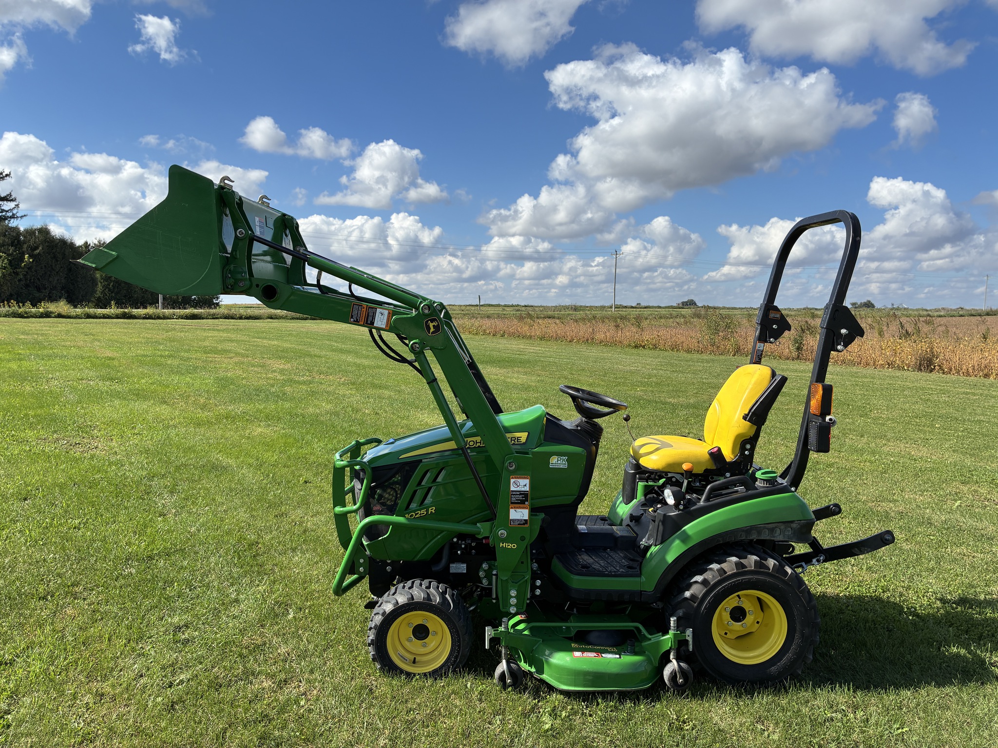2016 John Deere 1025R Image 10