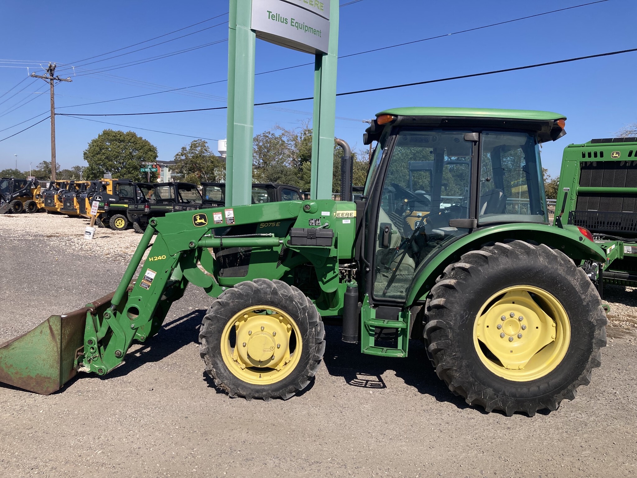 2015 John Deere 5075E Image 1