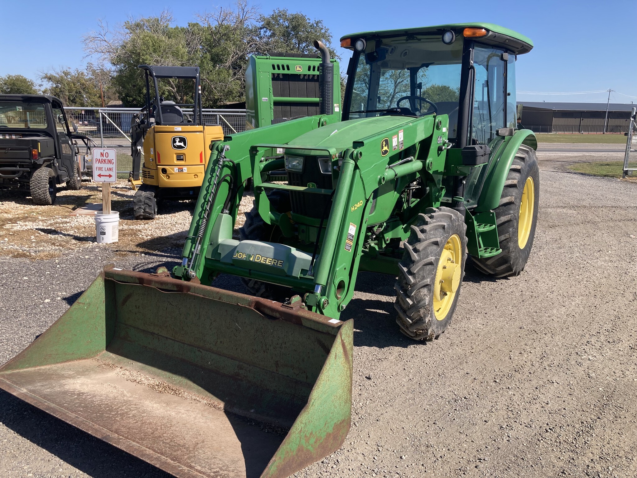 2015 John Deere 5075E Image 2