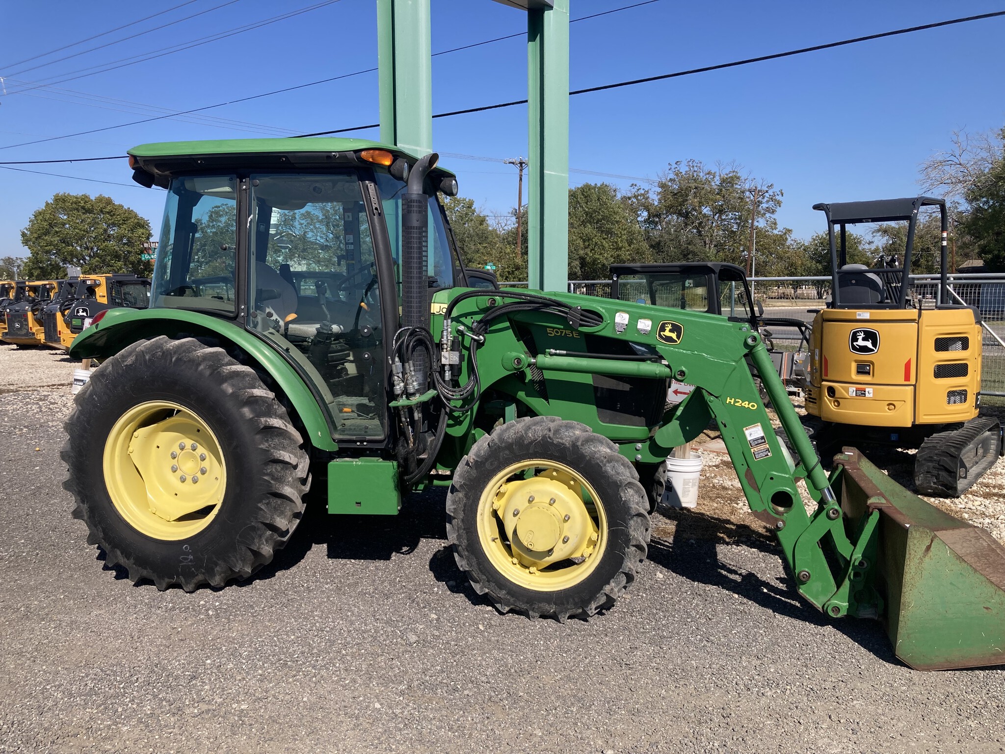 2015 John Deere 5075E Image 3