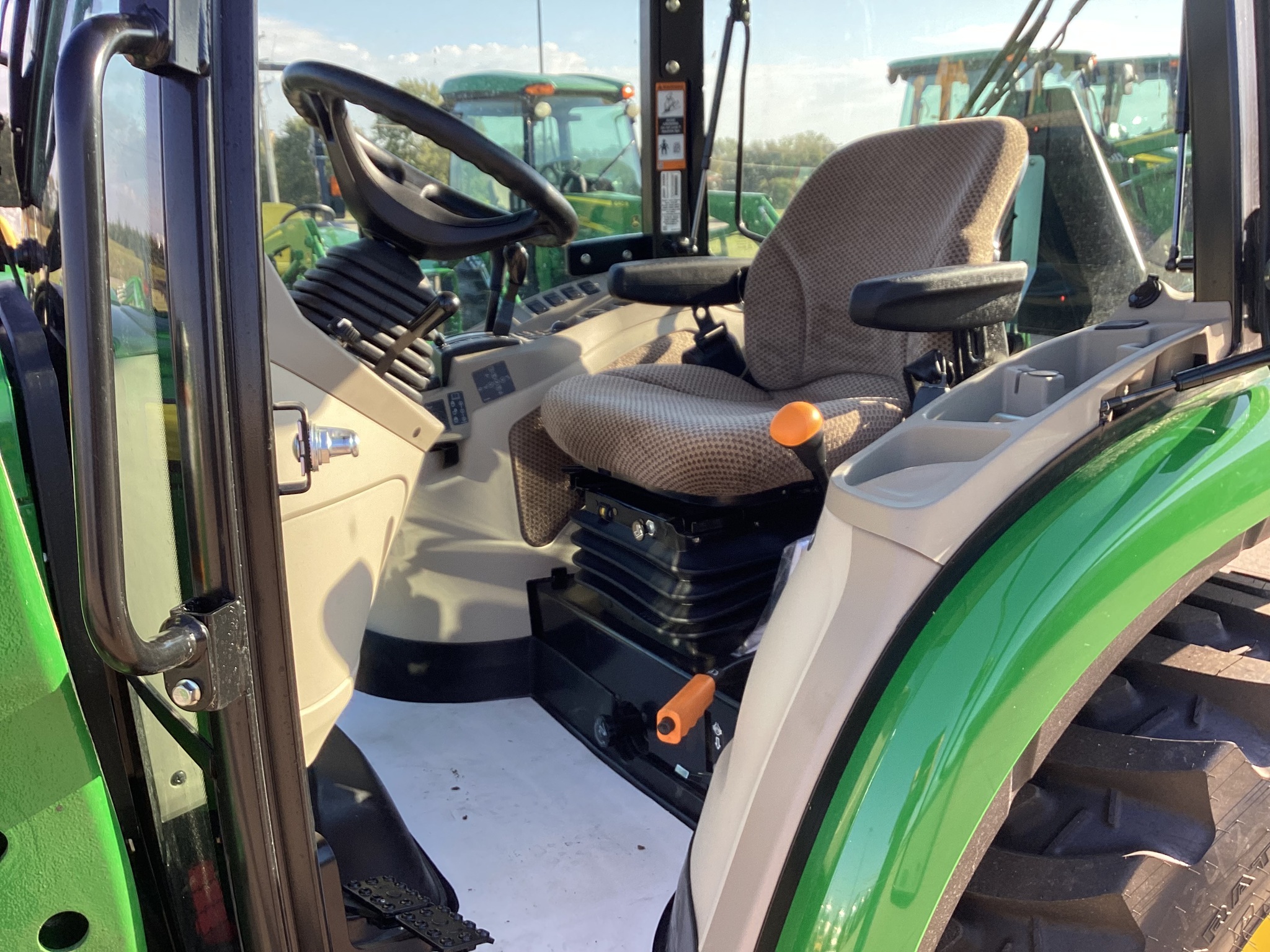 2025 John Deere 3039R Image 7