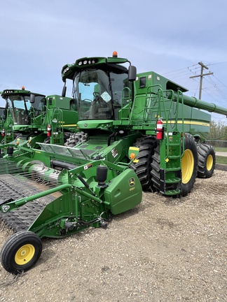 Used 2016 John Deere S680 Combines at Horizon Ag & Turf in Falher, AB - Photo2