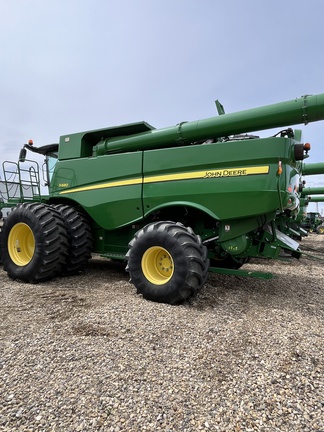 Used 2016 John Deere S680 Combines at Horizon Ag & Turf in Falher, AB - Photo3