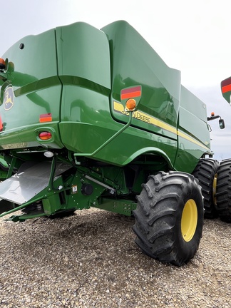 Used 2016 John Deere S680 Combines at Horizon Ag & Turf in Falher, AB - Photo4