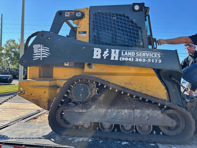 2024 John Deere 325G Image 2