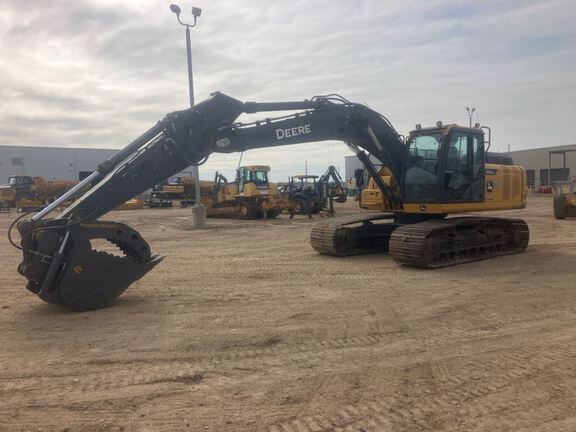 2022 John Deere 210G LC