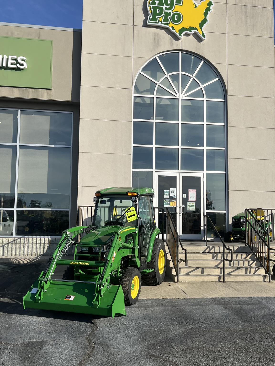 2024 John Deere 3039R Image 3