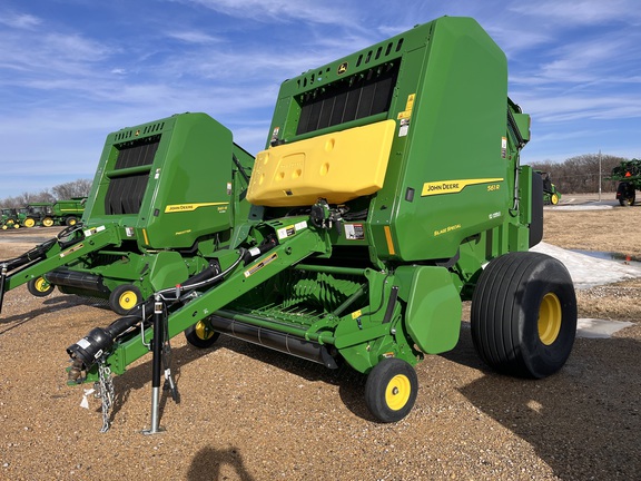  John Deere 561R