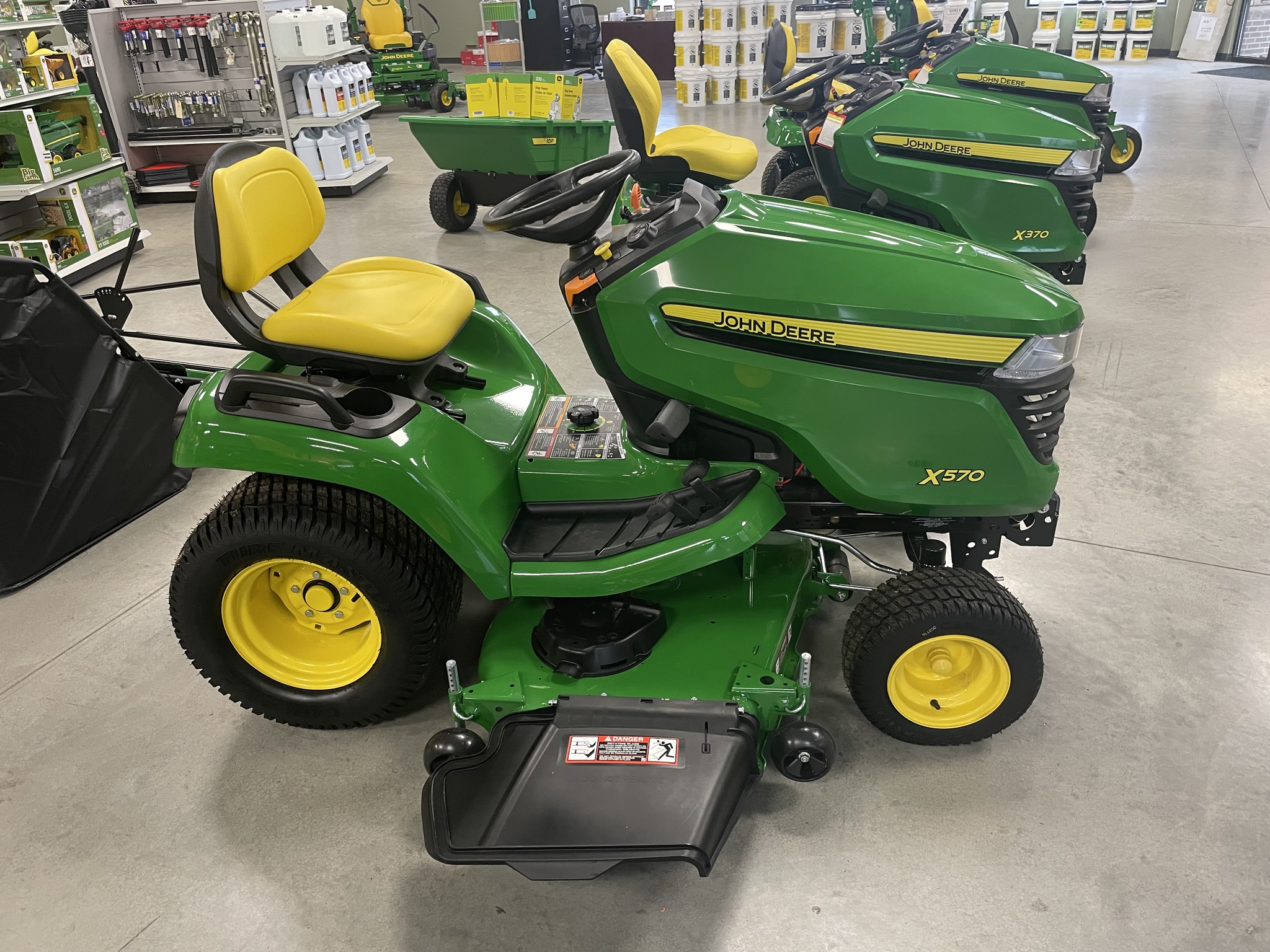 2025 John Deere X570 Image 3