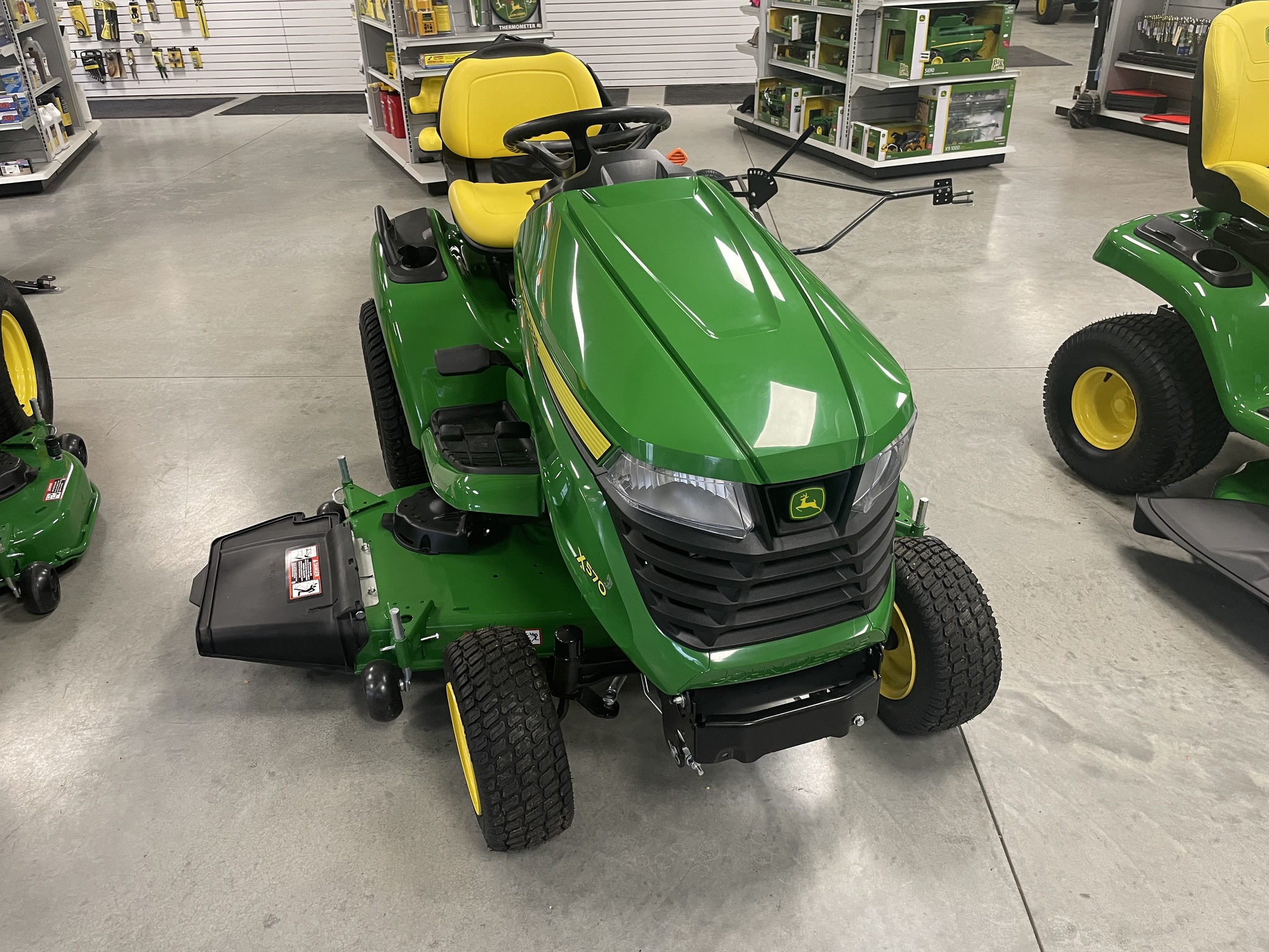 2025 John Deere X570 Image 4