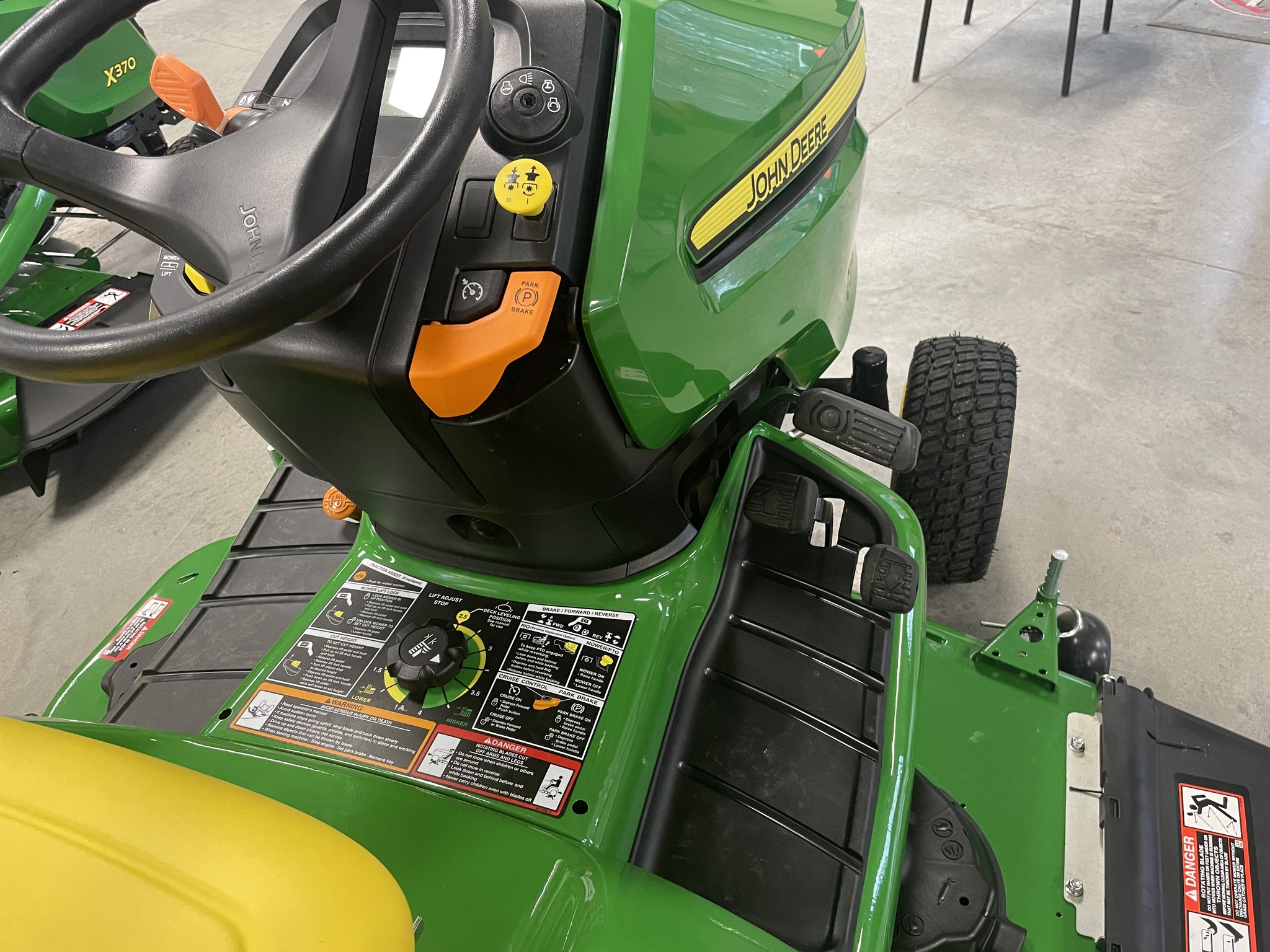 2025 John Deere X570 Image 6