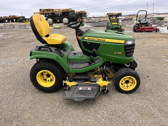 2021 John Deere X758 - Photo4