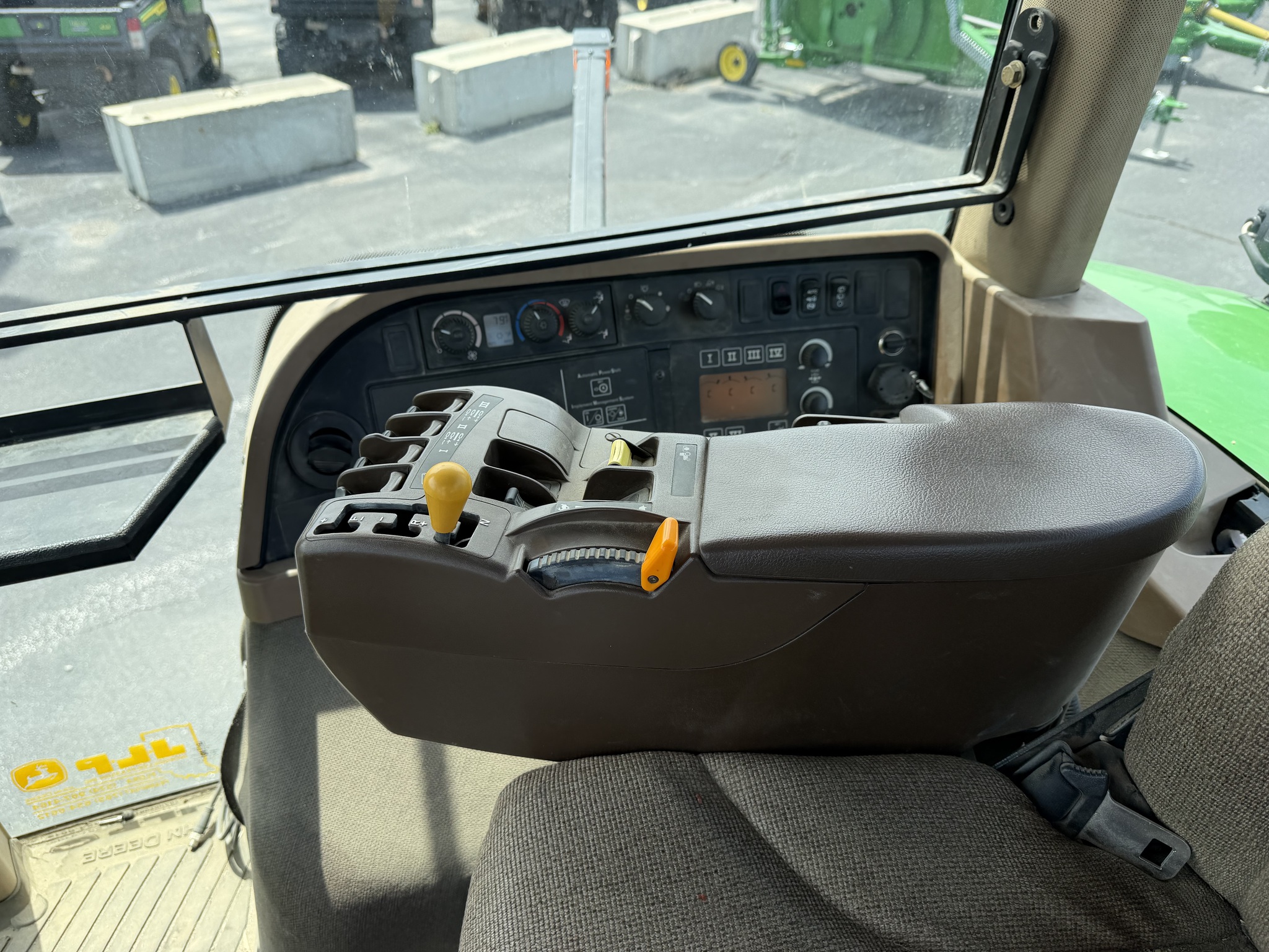 2008 John Deere 8330 Image 10