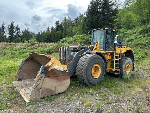 Photo of a 2021 John Deere 844L