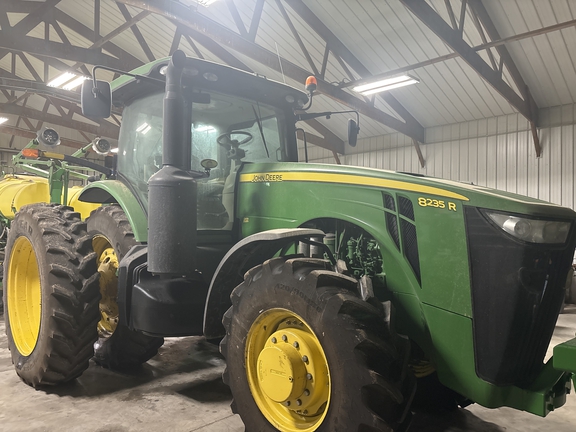 John Deere 8235R
