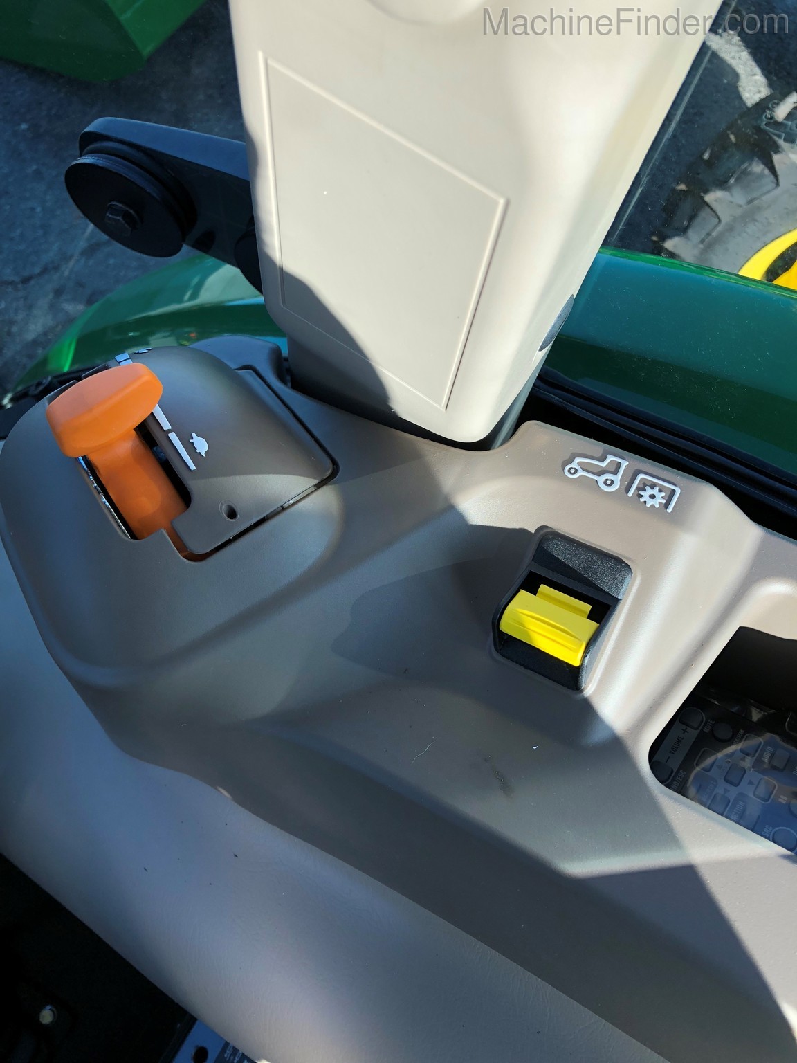 2020 John Deere 5065E Image 8