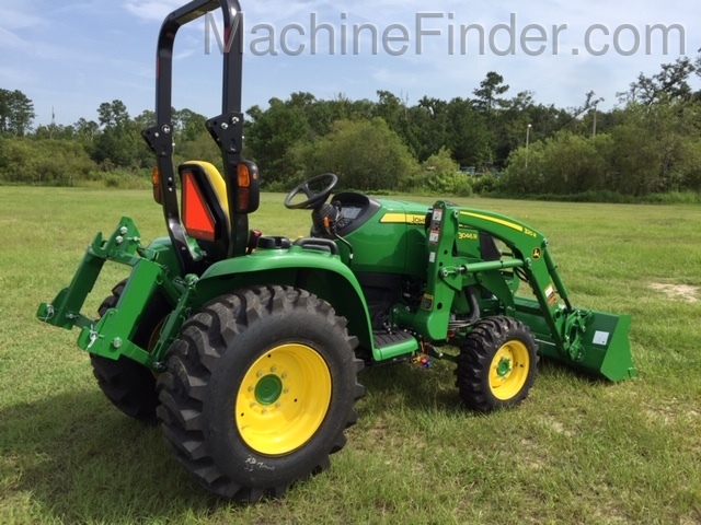 2020 John Deere 3046R Image 8