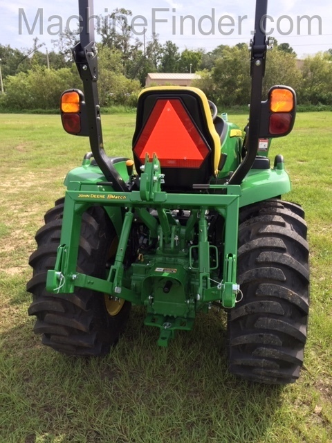 2020 John Deere 3046R Image 8