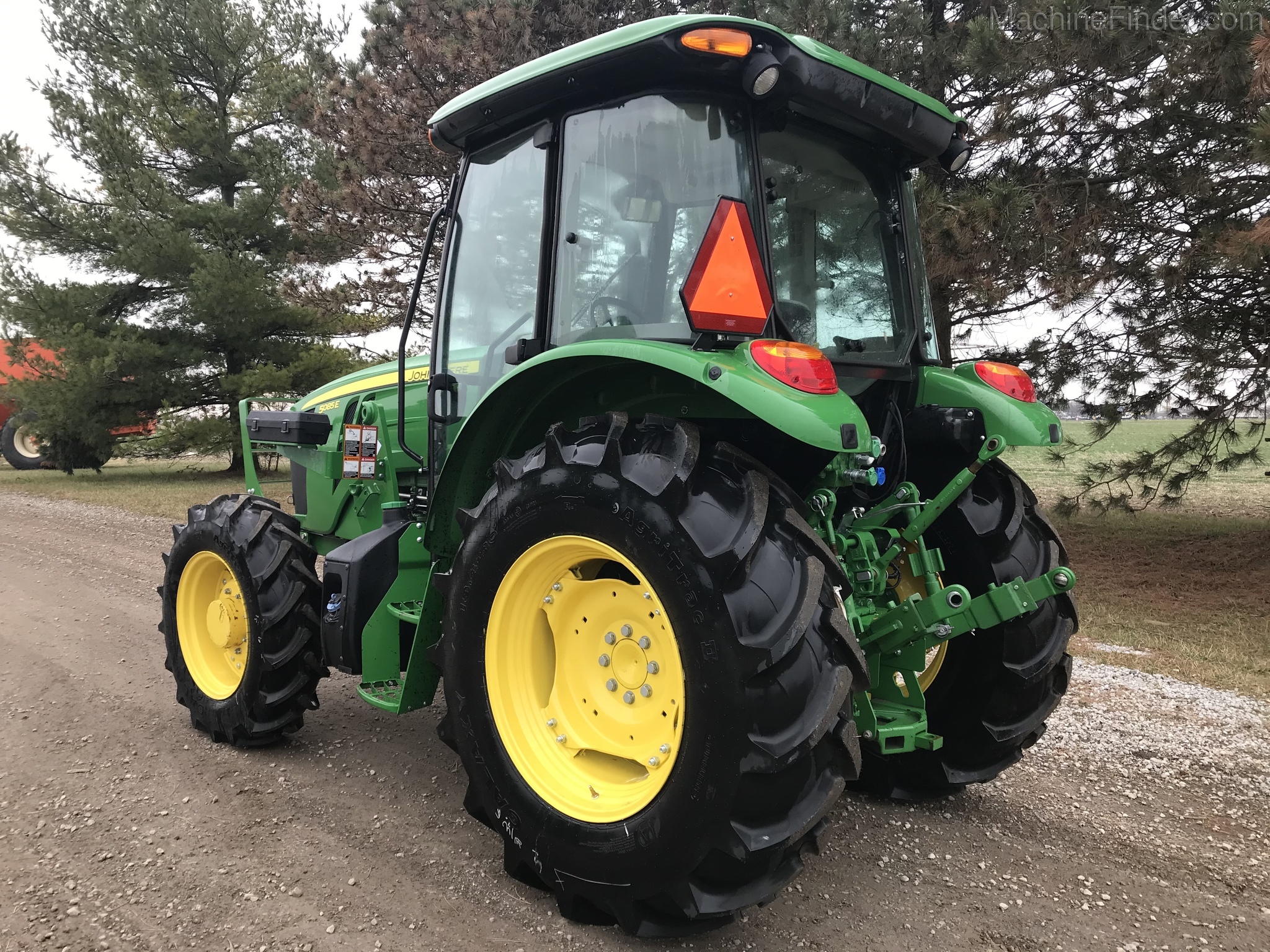 2017 John Deere 5085E Image 5