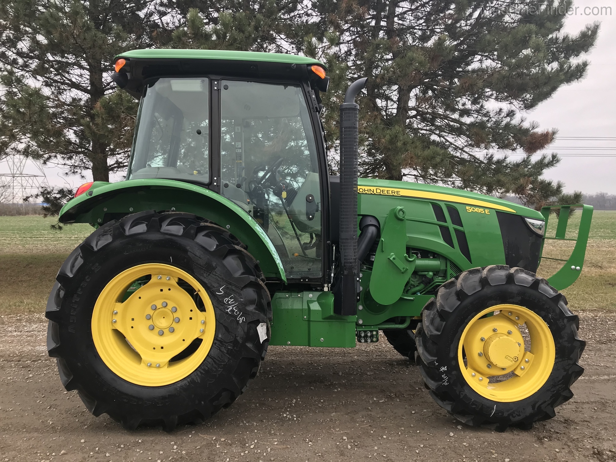 2017 John Deere 5085E Image 2