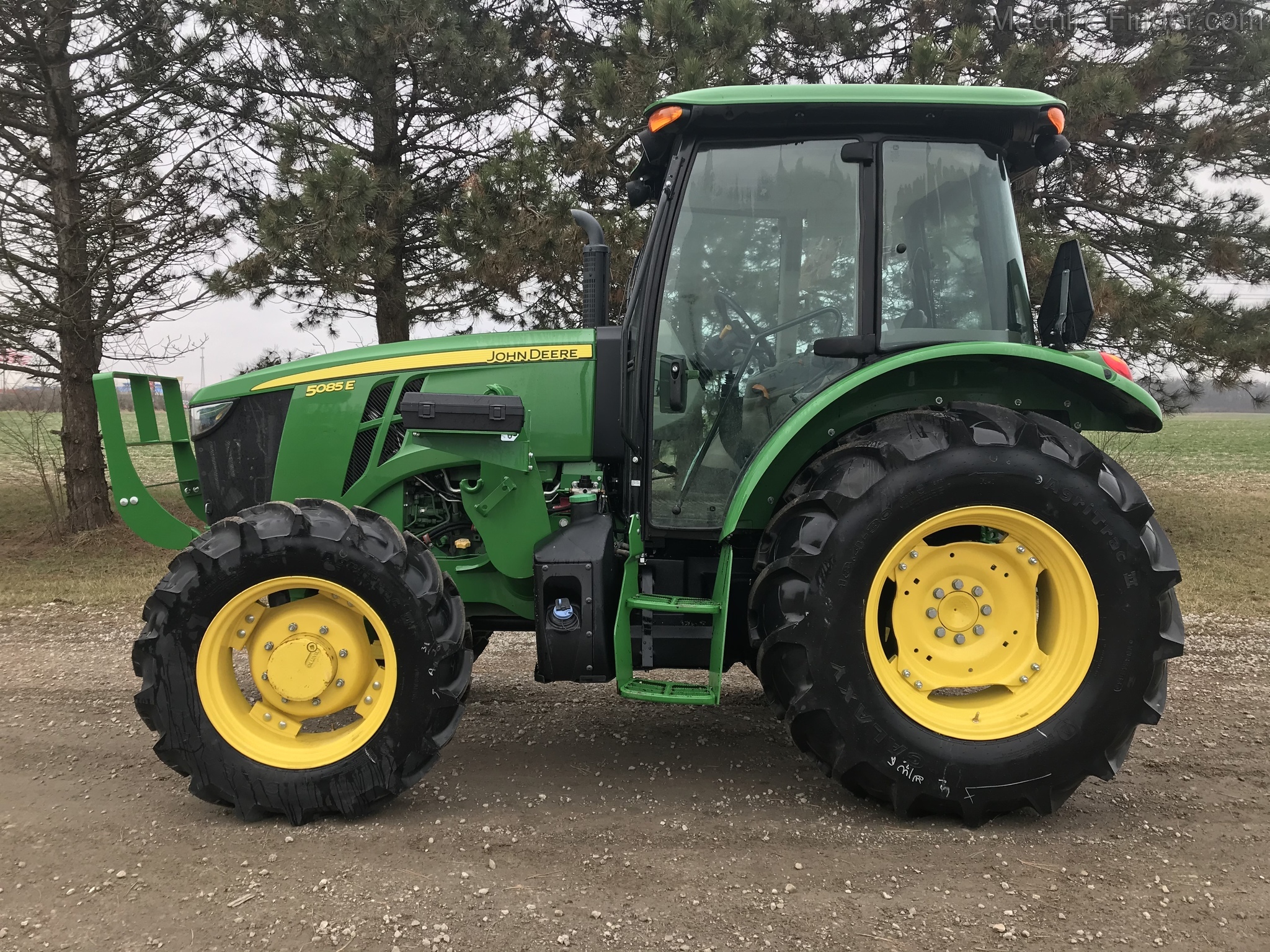 2017 John Deere 5085E Image 3