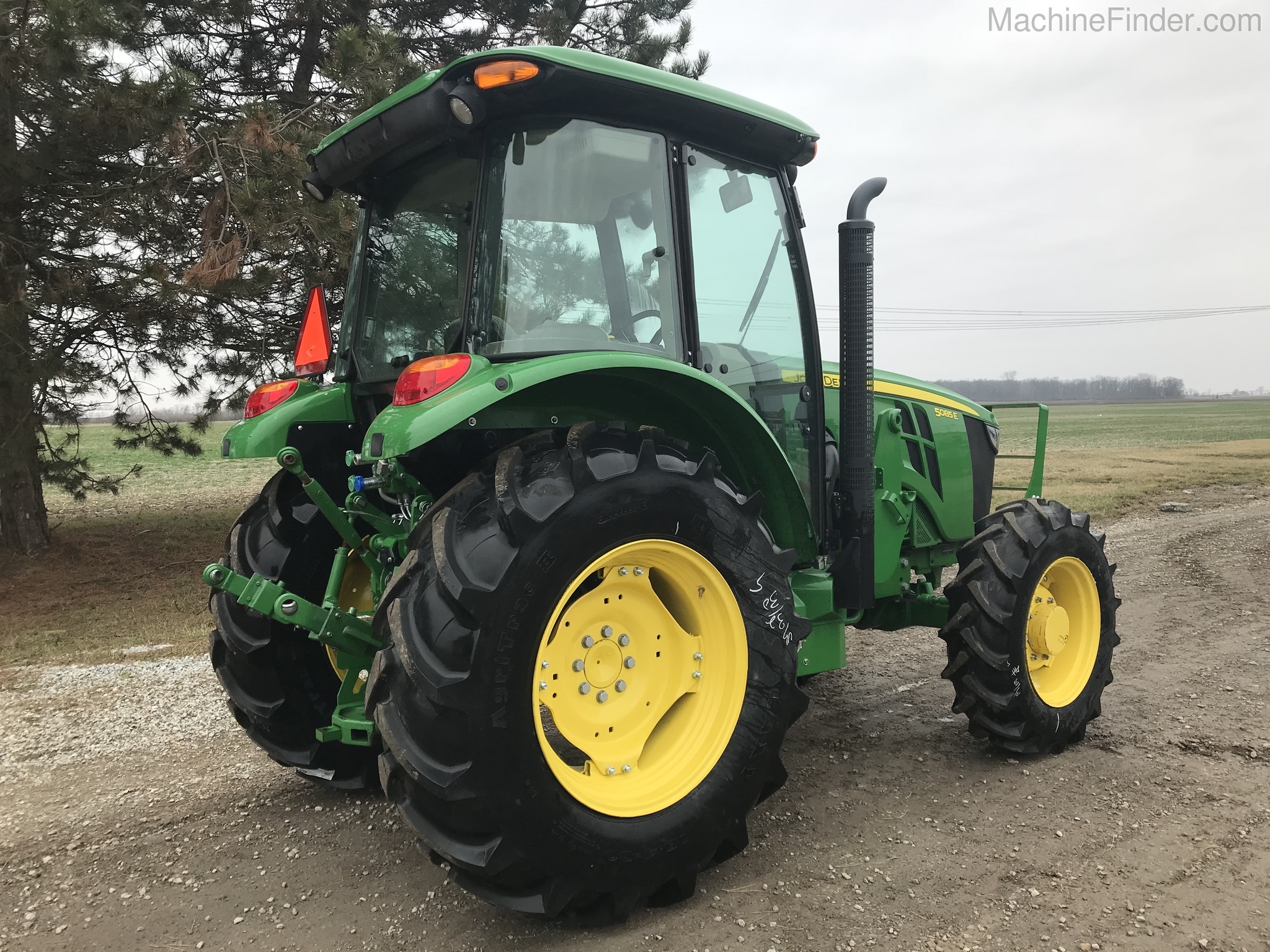 2017 John Deere 5085E Image 6