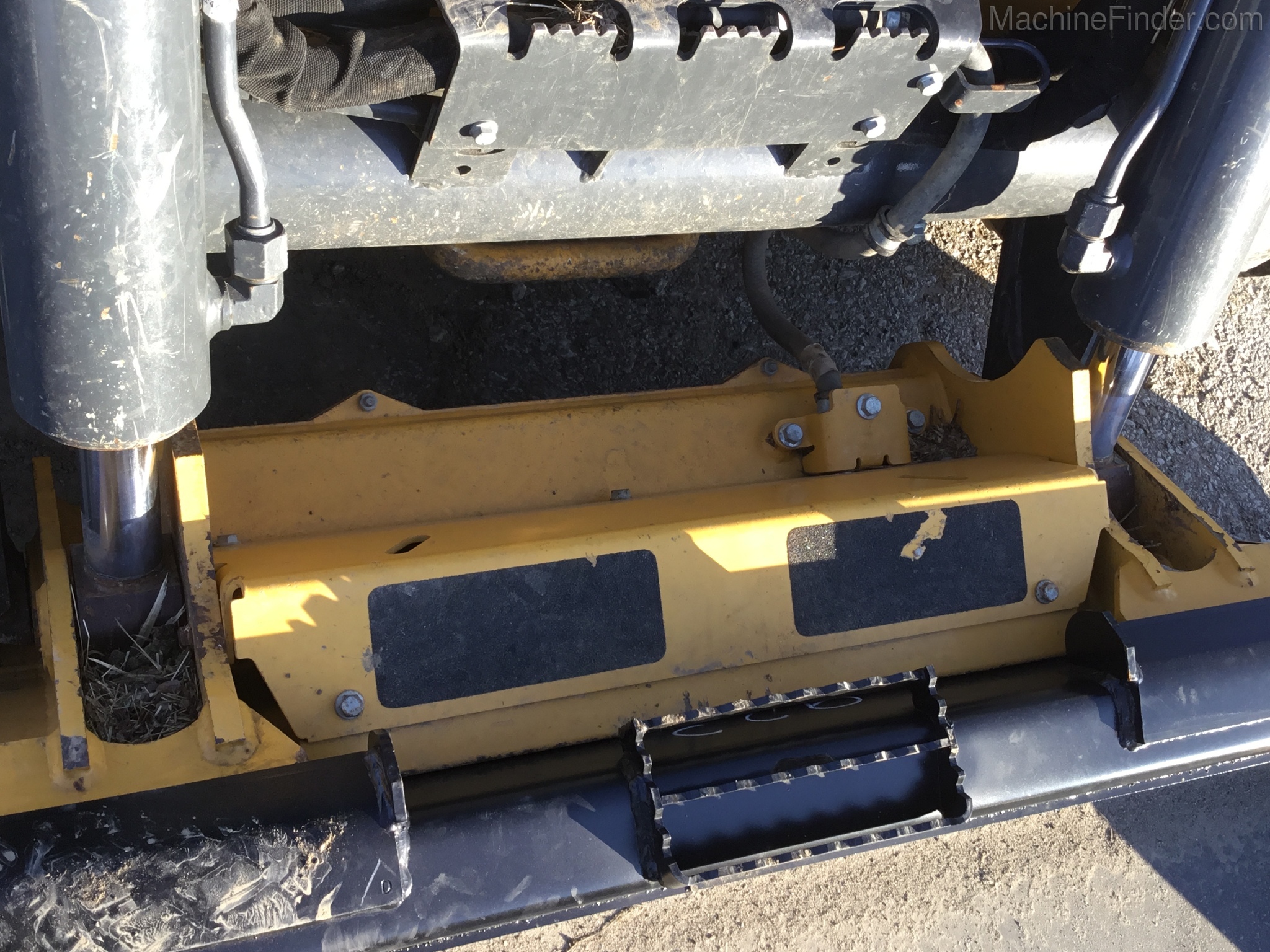 2017 John Deere 331G Image 5