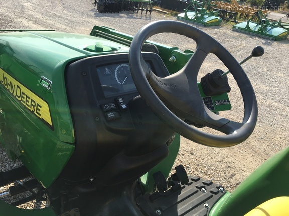 2017 John Deere 3038E Image 3