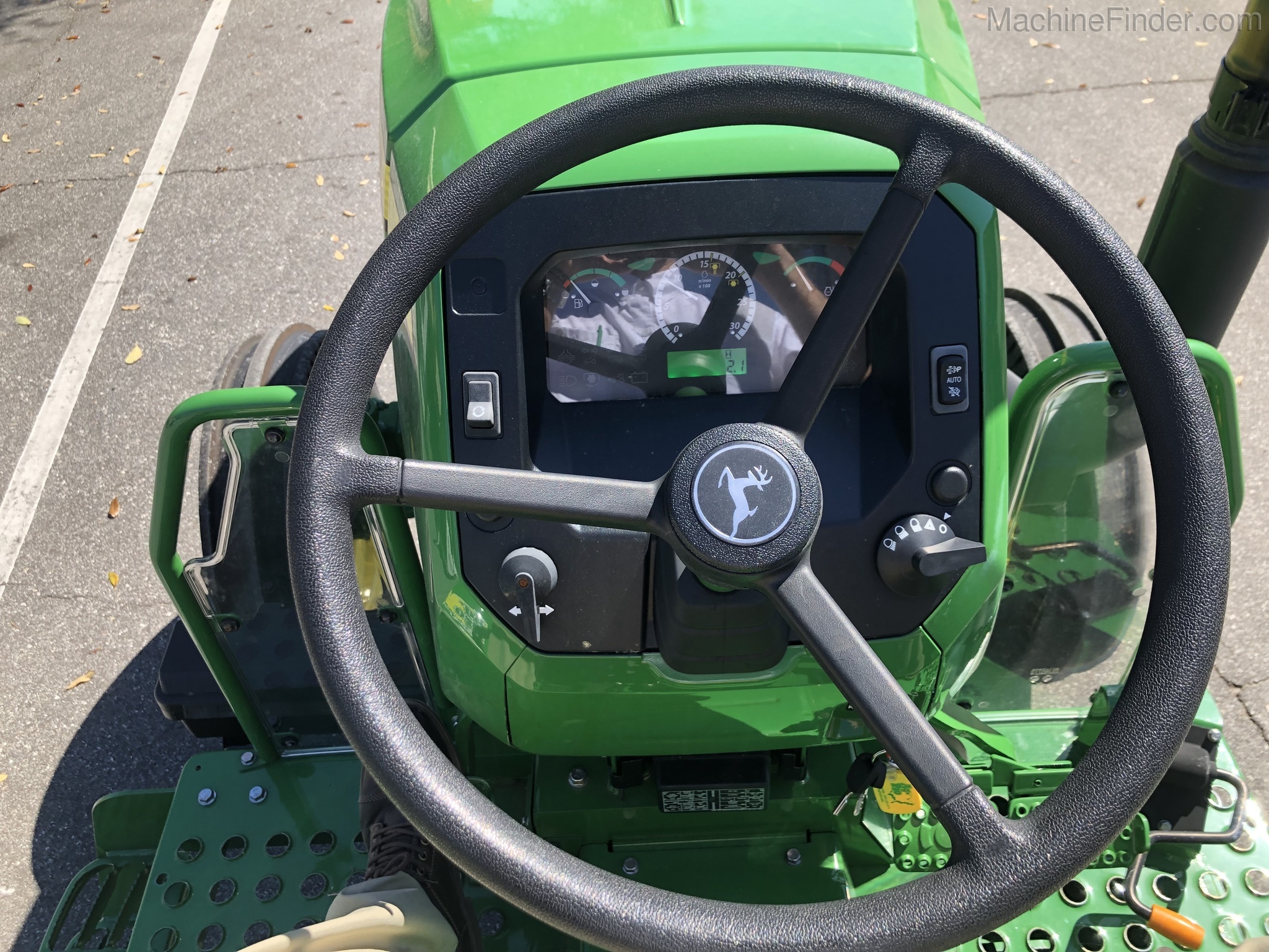 2020 John Deere 5045E Image 6