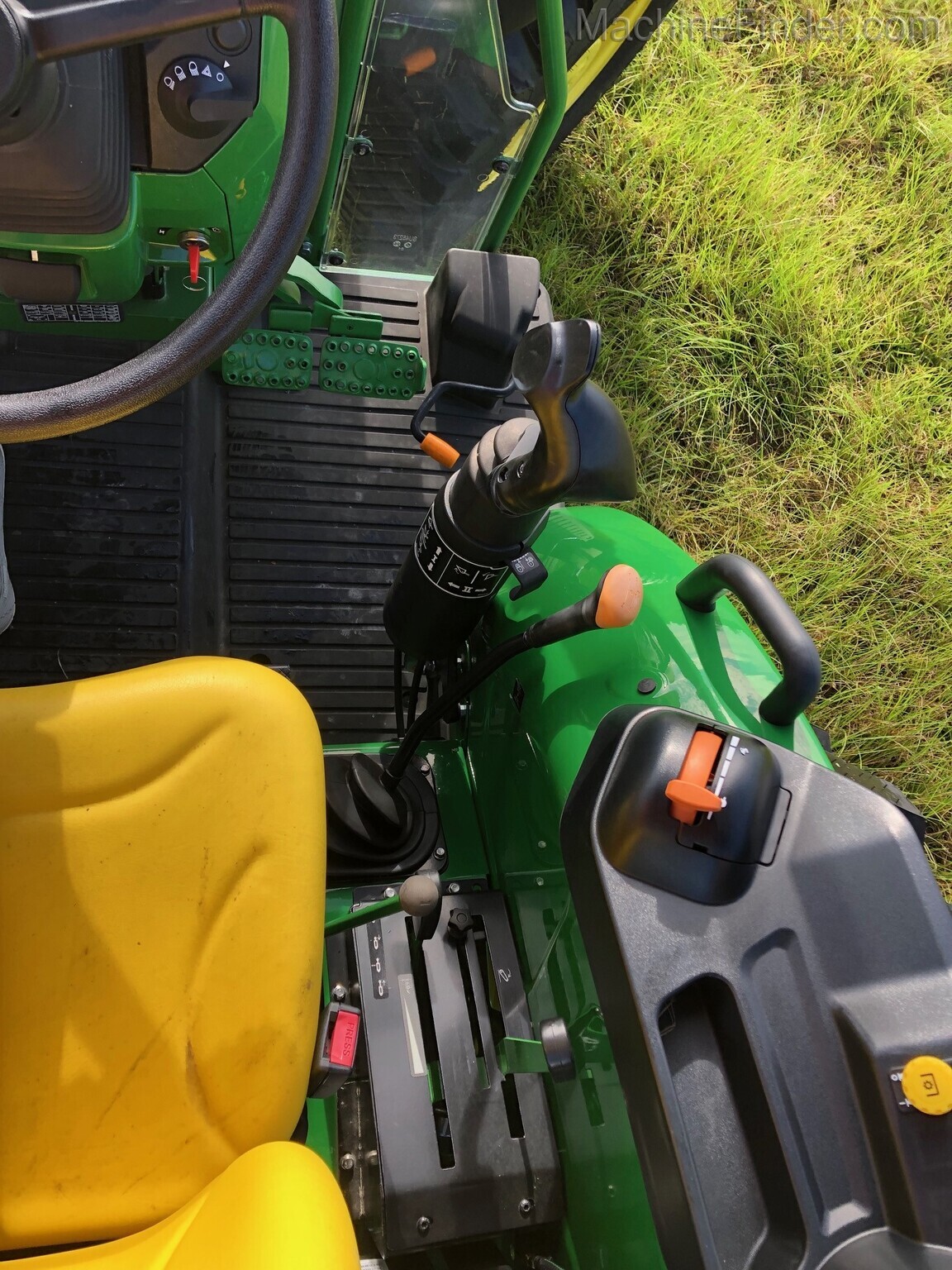 2020 John Deere 5055E Image 8