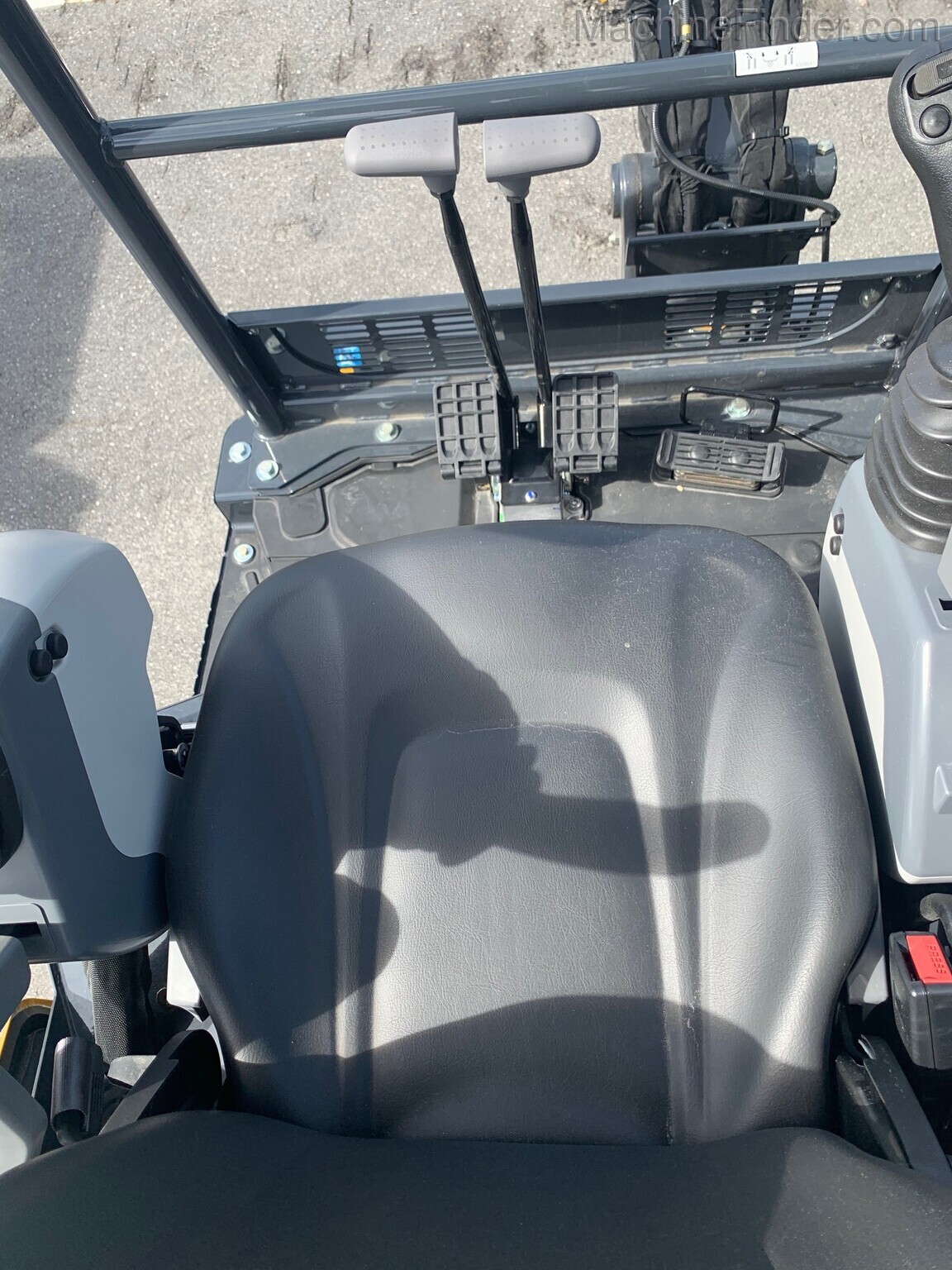 2020 John Deere 26G Image 6