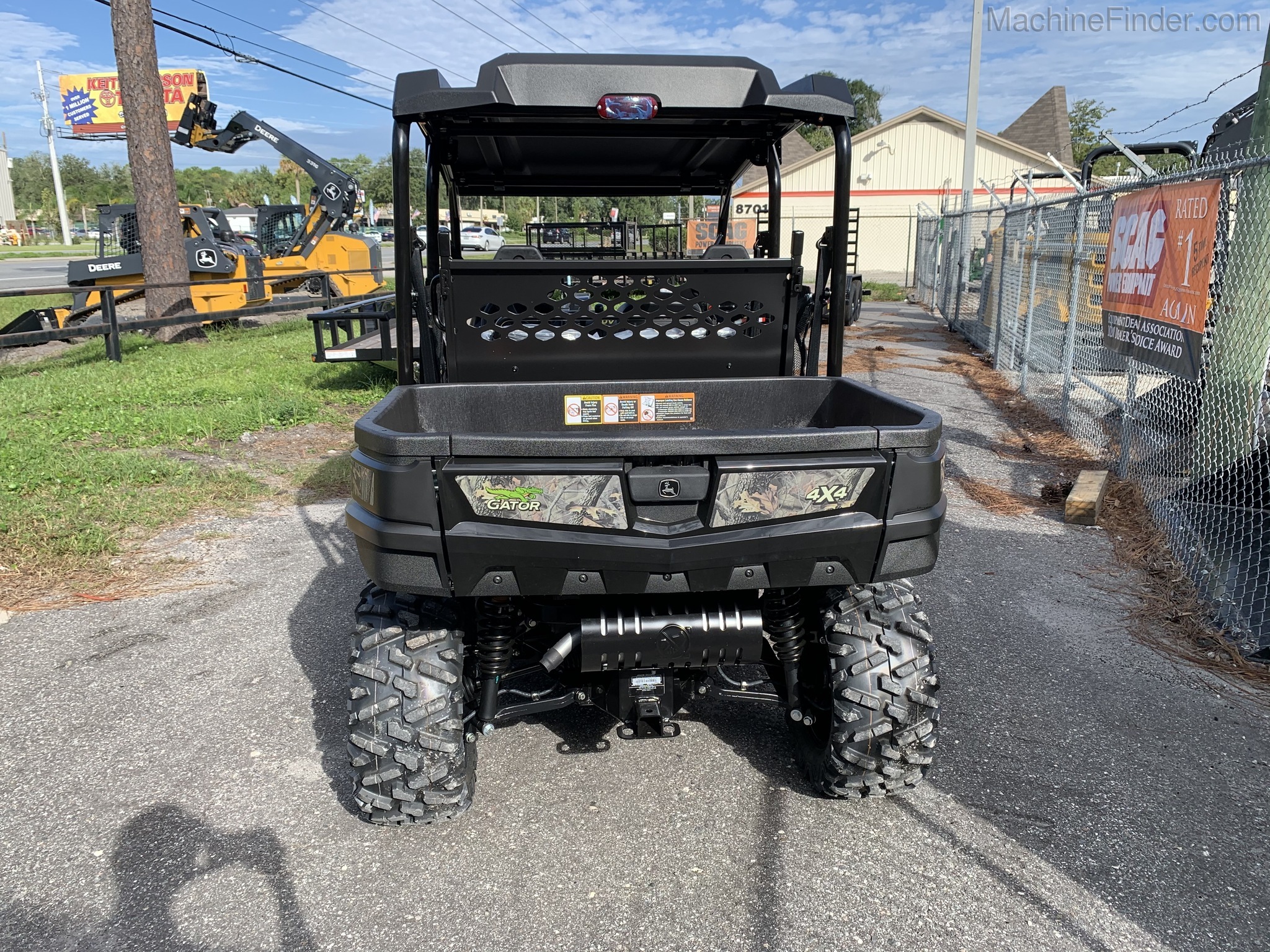 2021 John Deere 590M Image 4