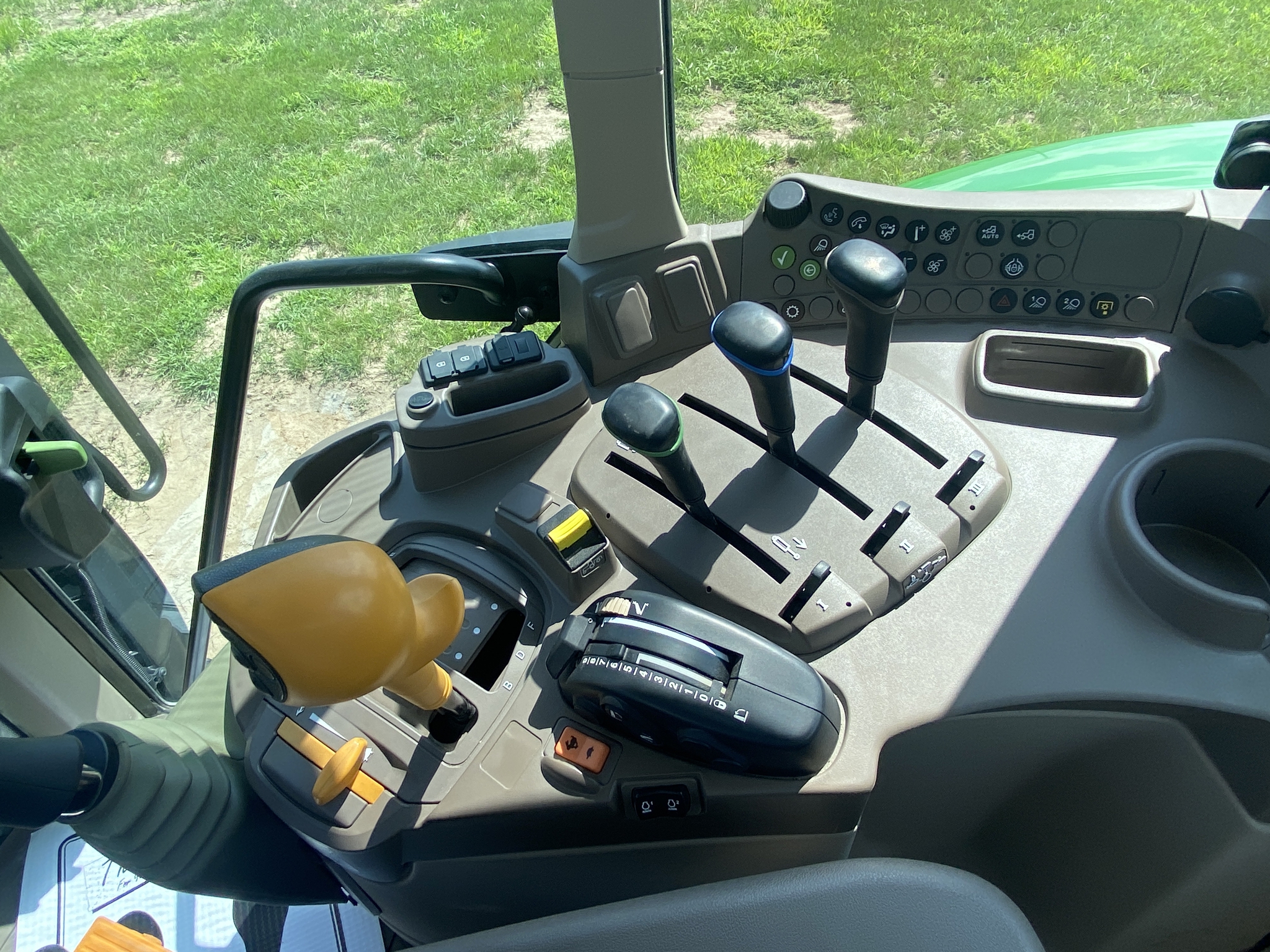 2022 John Deere 6110M Image 13