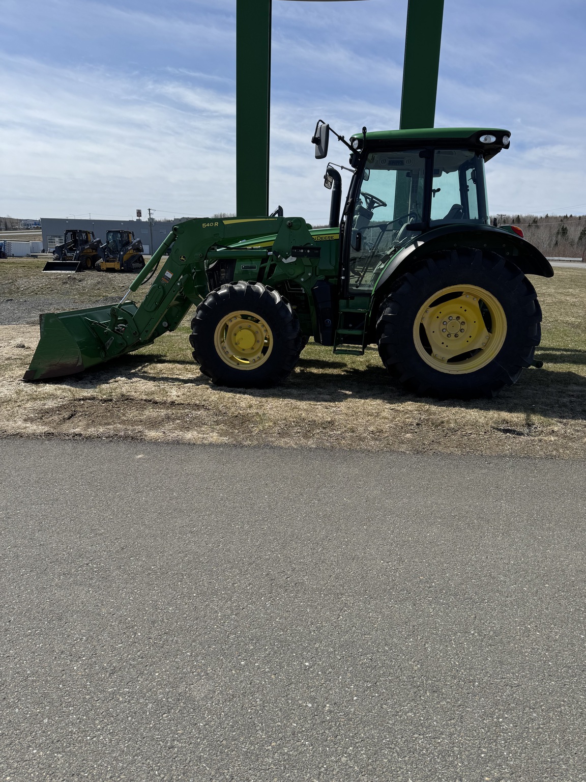 2017 John Deere 5100R Image 2
