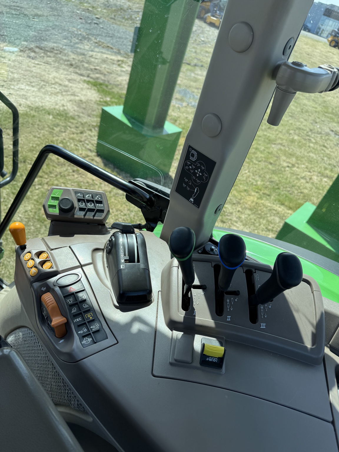 2017 John Deere 5100R Image 12