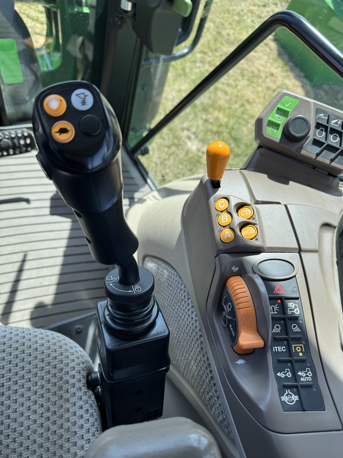 2017 John Deere 5100R Image 13