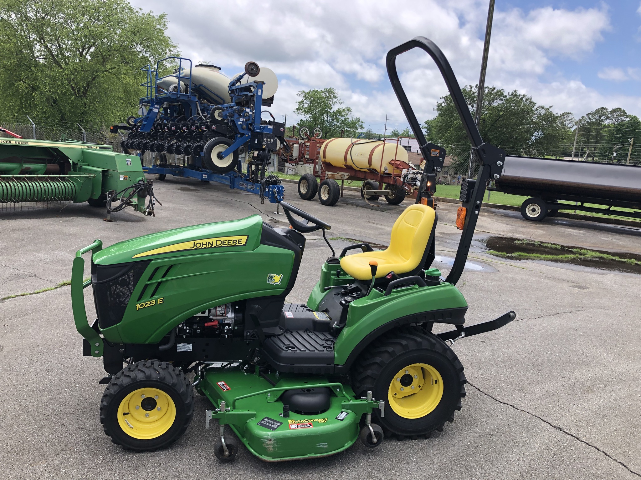 2019 John Deere 1023E Image 2