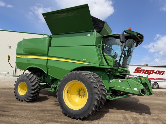  John Deere S670