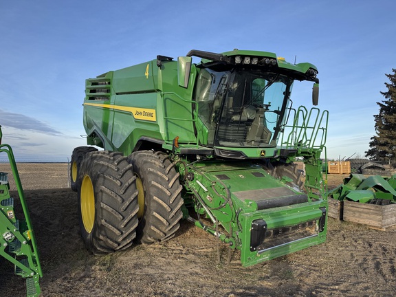 Used 2023 John Deere X9 1000 Combines at Horizon Ag & Turf in Warburg, AB - Photo3