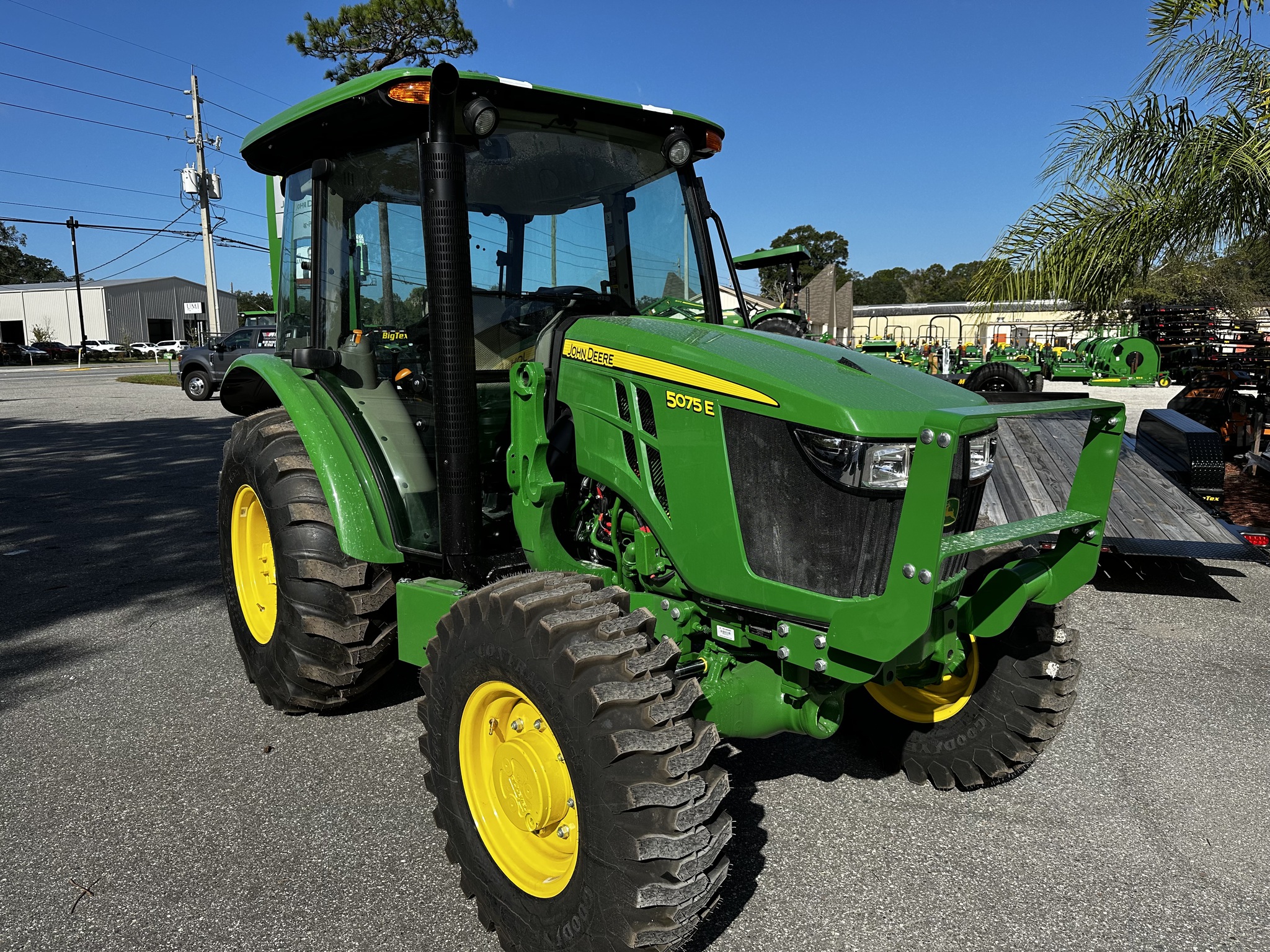 2025 John Deere 5075E Image 4