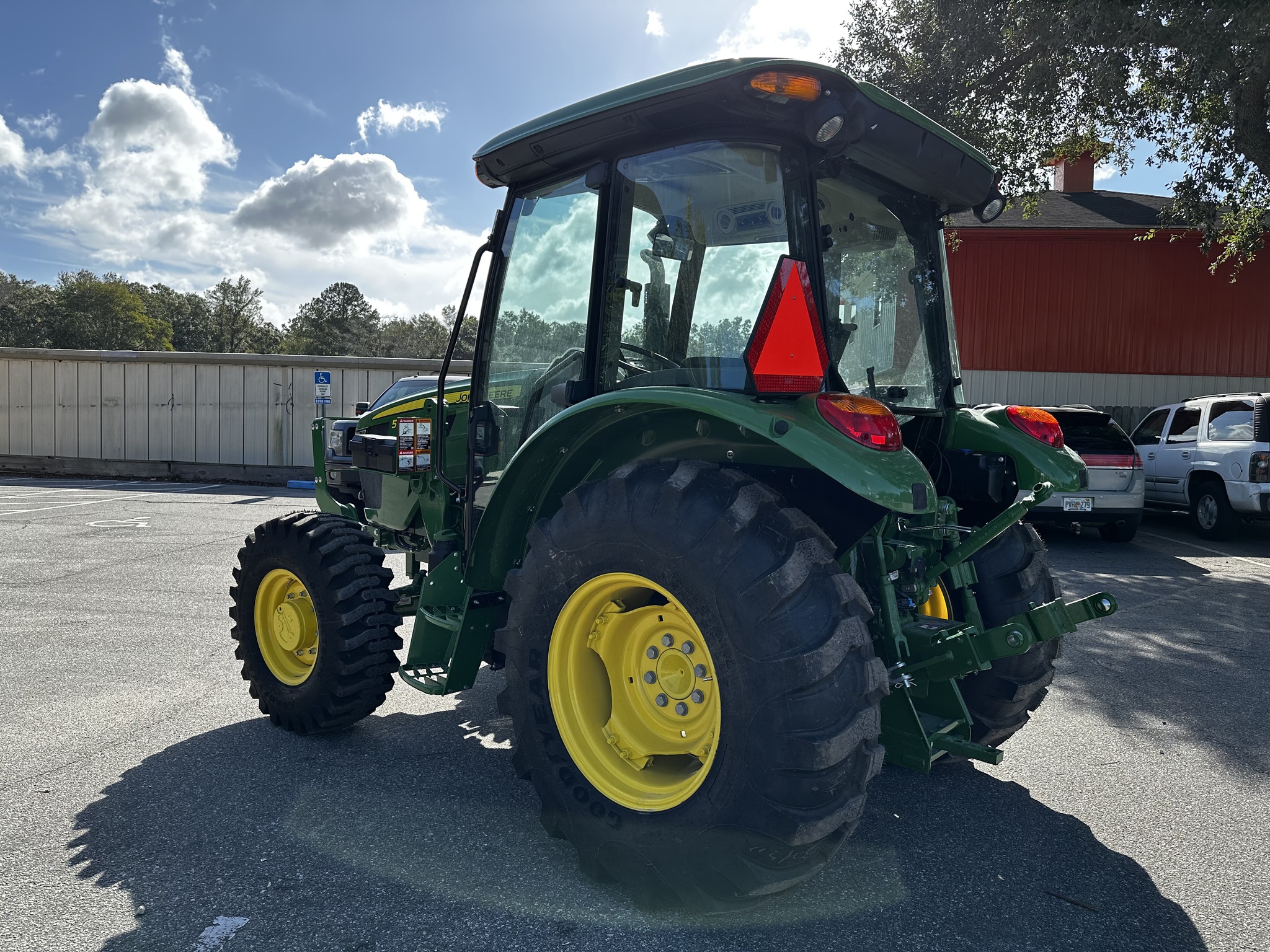 2025 John Deere 5075E Image 7