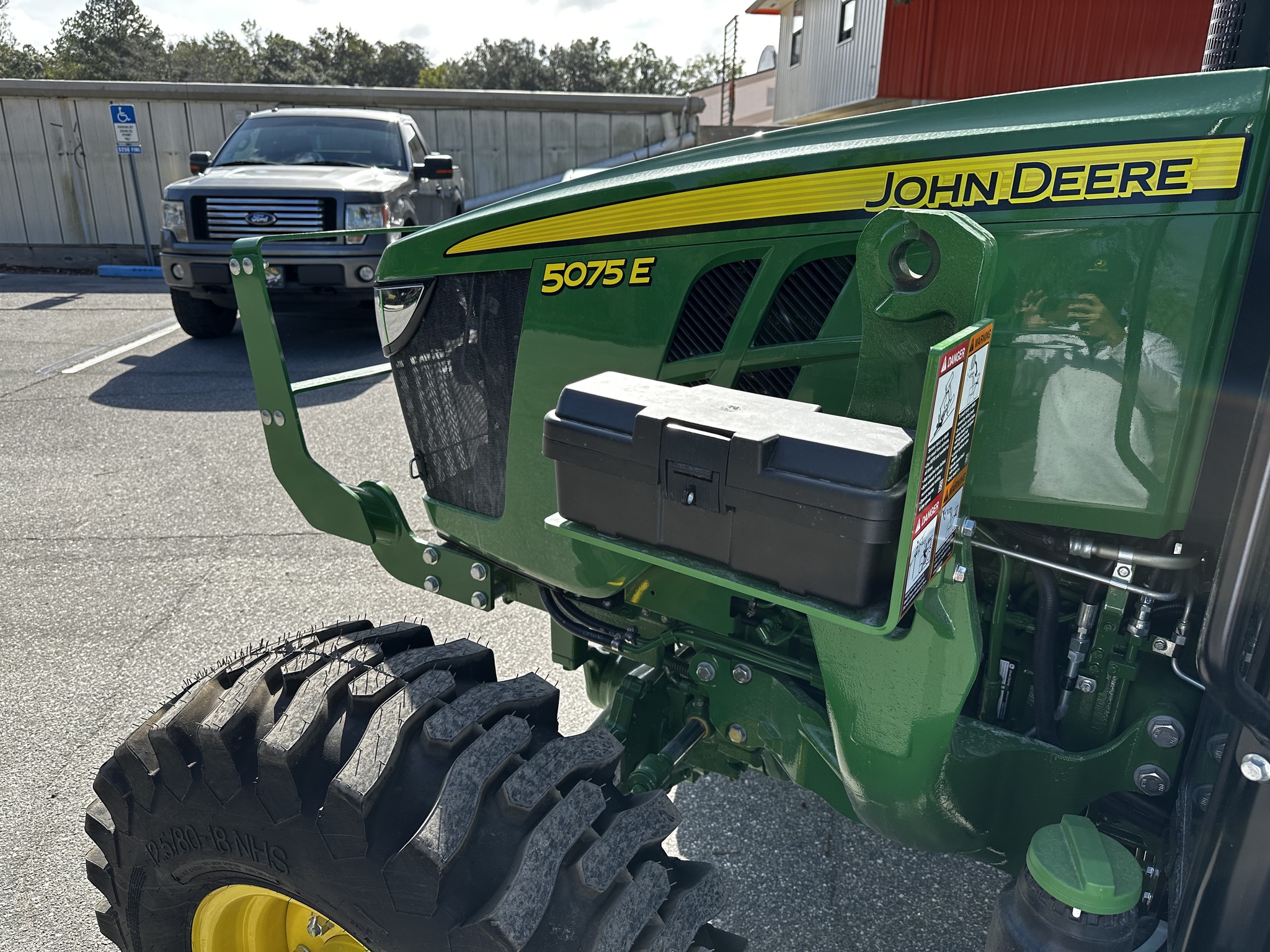 2025 John Deere 5075E Image 8