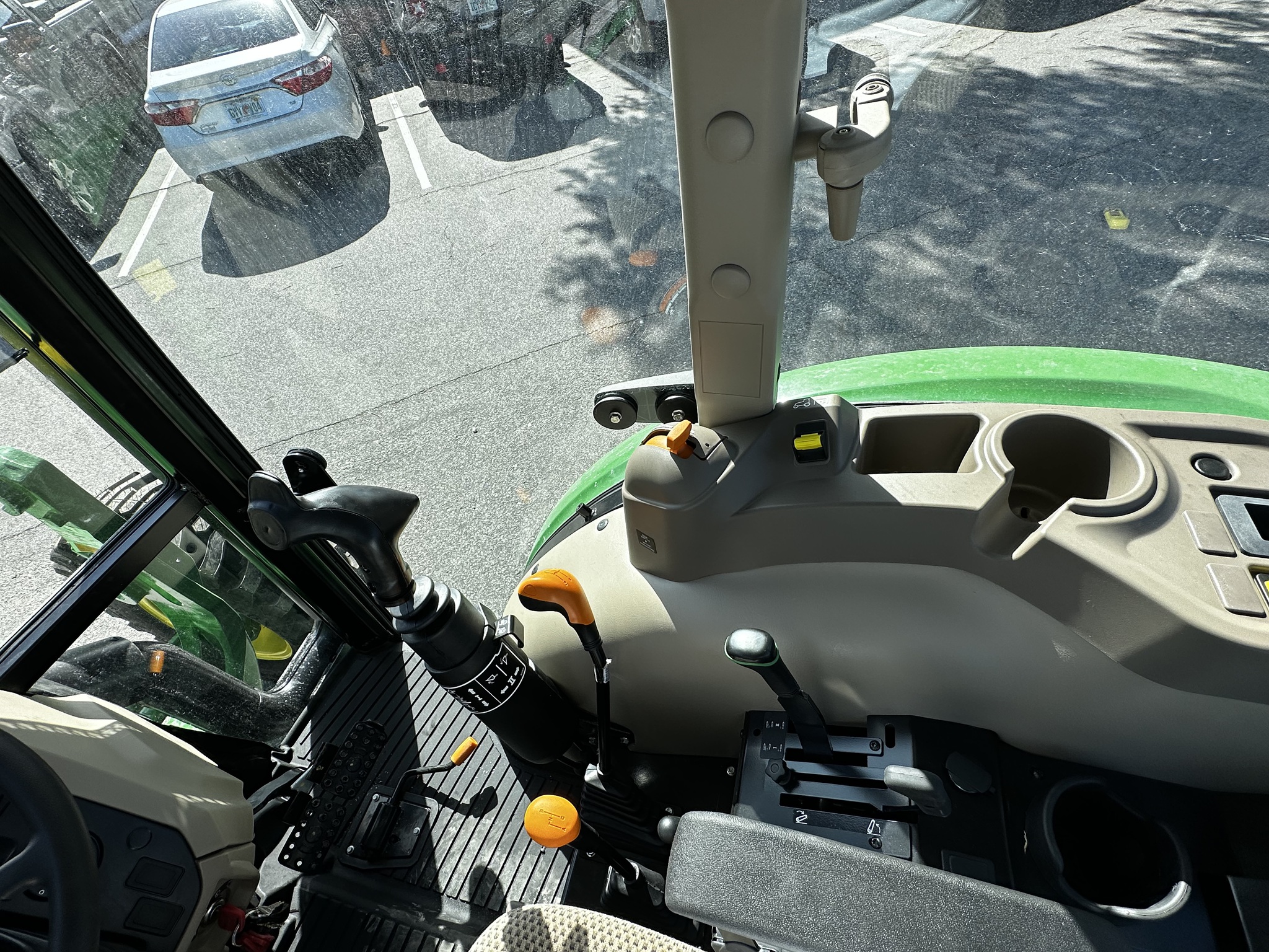 2025 John Deere 5075E Image 10