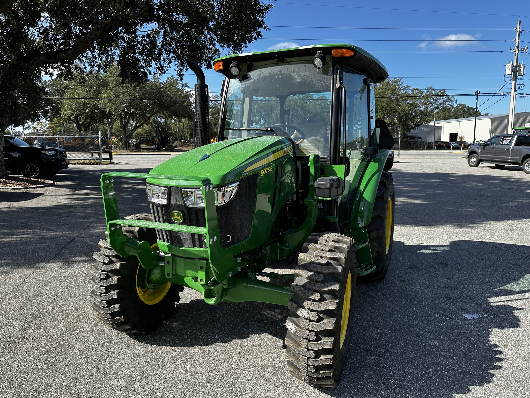 2025 John Deere 5075E Image 3