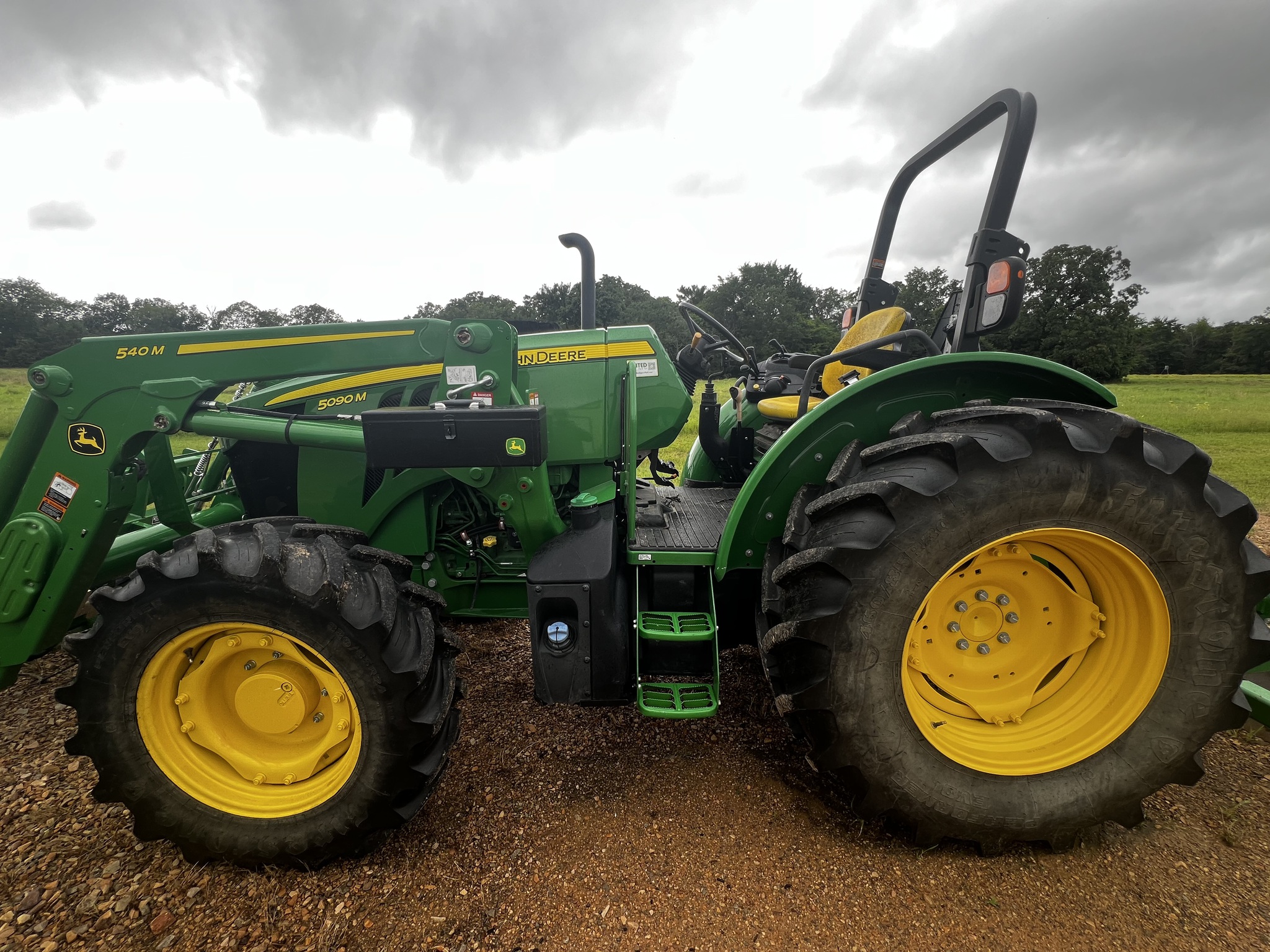 2022 John Deere 5090M Image 3